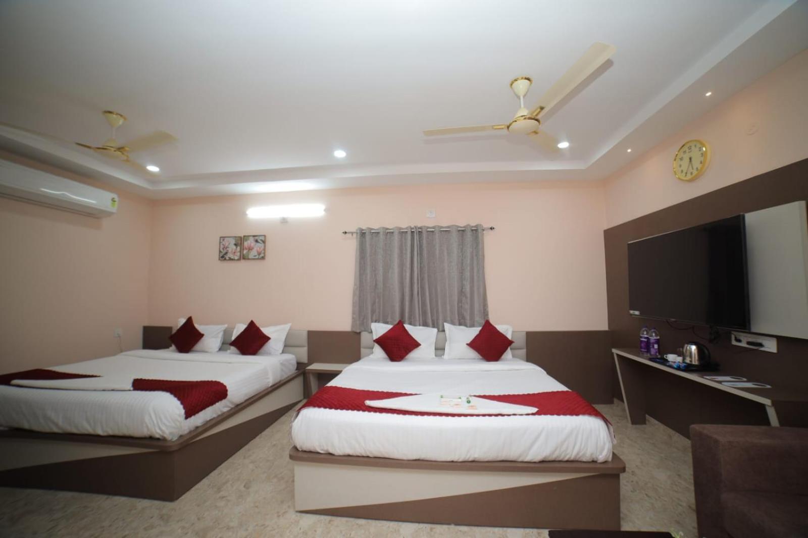 Sri Ganesh Grand Hotel Tirupati Buitenkant foto